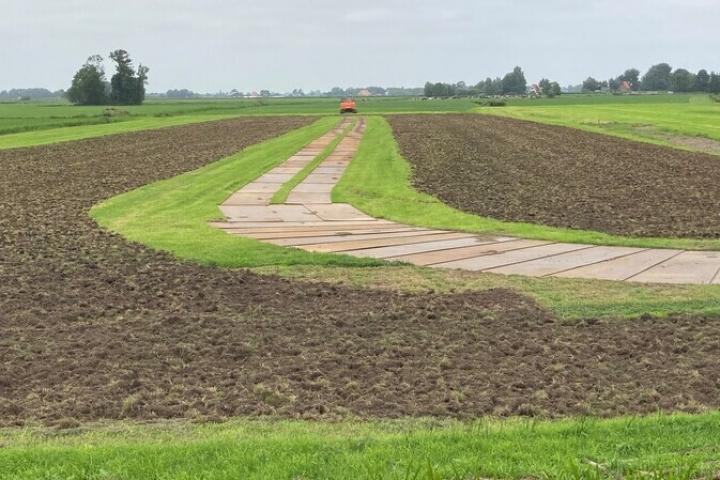 Foto van het project overlagen van veen in de proeftuin bodem groote veenpolder